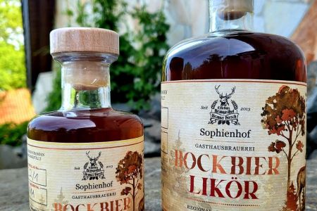Zwei Flaschen Bockbierlikör der Gasthausbrauerei Brauner Hirsch Sophienhof in der Ausführung 200 Milliliter und 500 Milliliter
